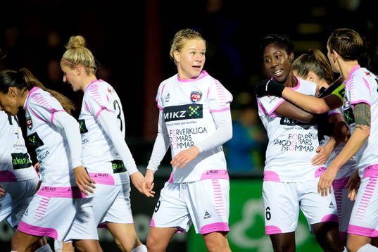 Rosengårds Katrin Schmidt firar 2-1 med laget