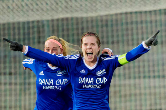 Fortuna Hjørrings Sofie Junge firar 11-1 med Camilla Kur