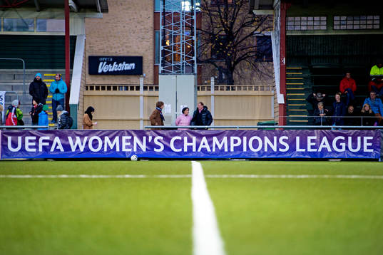 En skylt med UEFA Women's Champions League