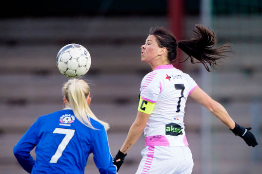 Rosengårds Sara Björk Gunnarsdottir nickar undan