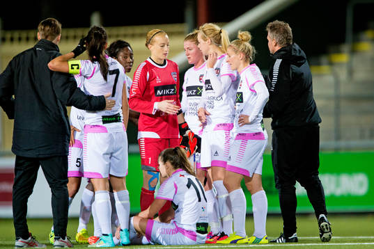 Rosengårds spelare med målvakt Kathrin Längert i mitten