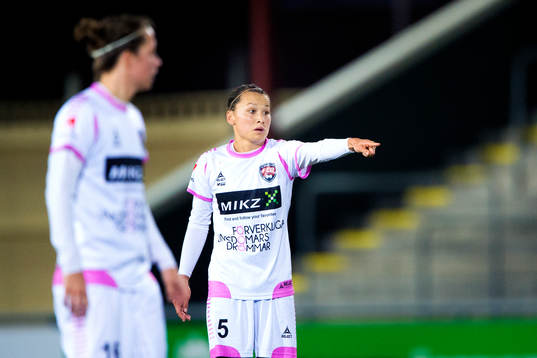 Rosengårds Alexandra Riley pekar