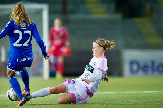 Rosengårds Katrin Schmidt glidtacklar Fortuna Hjørrings