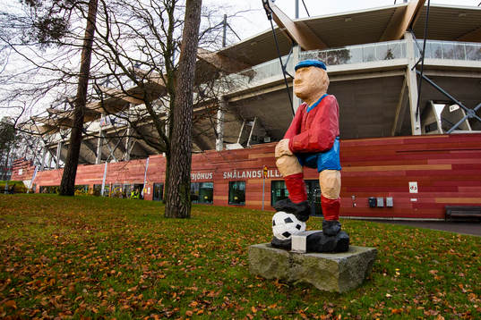 Stig Svenssons staty utanför Myresjöhus arena