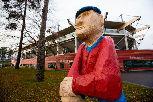 Stig Svenssons staty utanför Myresjöhus arena
