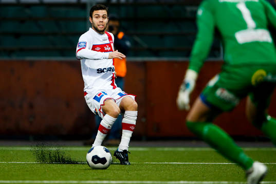 Assyriskas Christoffer Eriksson slår en inlägg