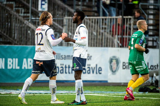Gefles Anders Bååth och Dioh Williams tar i hand