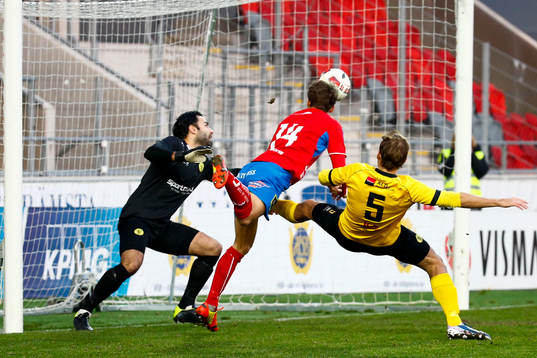 Östers Alexander Henningsson nickar in 1-0