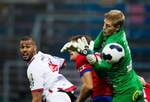 Assyriskas Kyle Konwea och Örgrytes målvakt Fredrik
