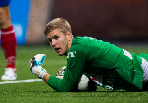 Örgrytes målvakt Fredrik Andersson med bollen