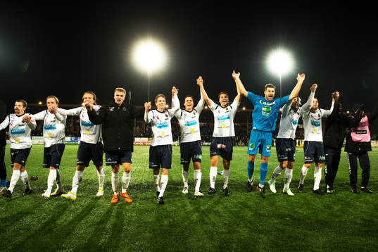 Spelarna i Gefle jublar