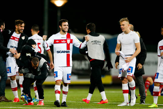 Assyriskas Christoffer Eriksson och övriga spelare jublar