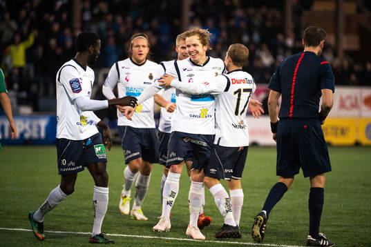 Gefles  Simon Lundevall, i mitten, jublar med lagkamraterna