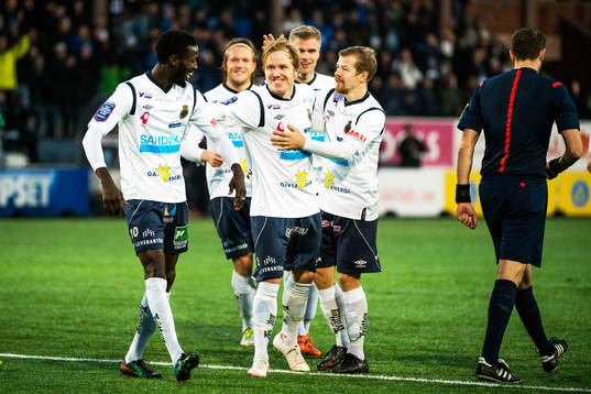Gefles Simon Lundevall, i mitten, jublar med lagkamraterna