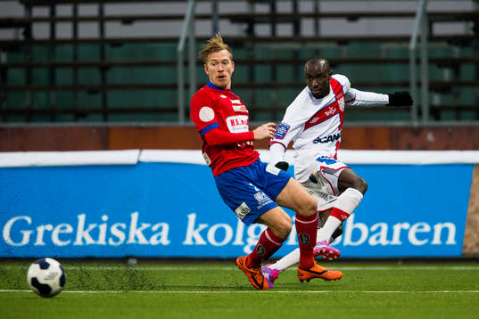 Örgrytes Robin Ingvarsson ser på medan Assyriskas Aziz