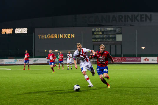 Assyriskas Jens Jacobsson i kamp om bollen med Örgrytes