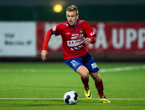 Örgrytes Sebastian Ohlsson med bollen