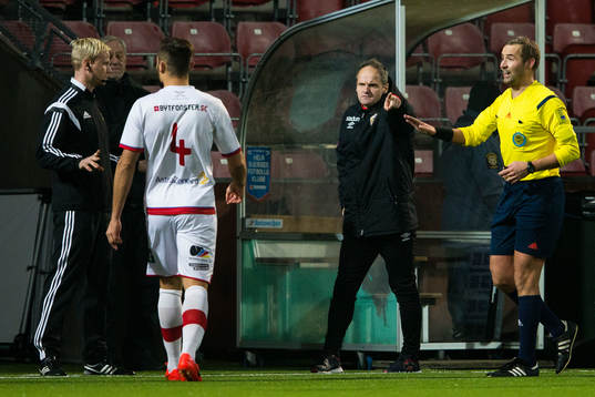 Assyriskas tränare Azrudin Valentiz reagerar och domare