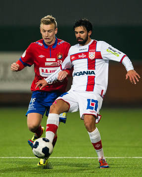Örgrytes Sebastian Ohlsson i kamp om bollen med Assyriskas