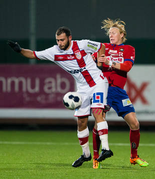 Assyriskas Mattias Genc i kamp om bollen med Örgrytes