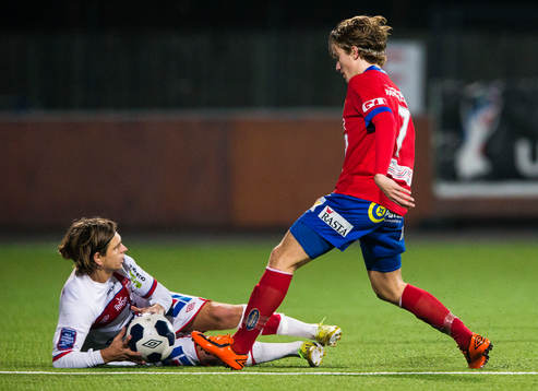 Assyriskas Fredrik Holster och Örgrytes Jakob Lindström