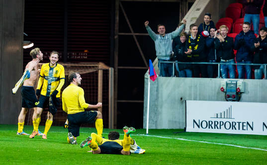 Frejs spelare firar framför fansen