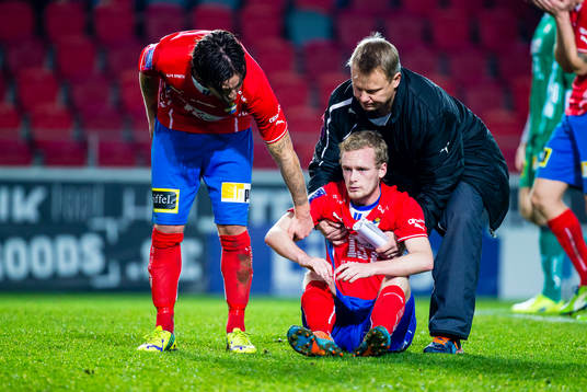 Östers Otto Eriksson blir tröstad av Tibor Joza och