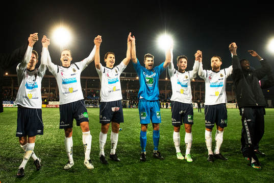 Spelarna i Gefle jublar