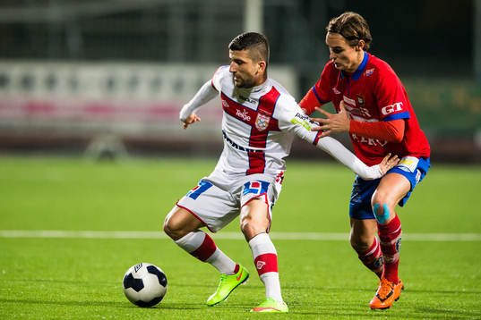 Assyriskas Hezha Agai ser till att hålla Örgrytes Carl