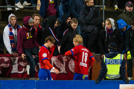 Örgrytes supportrar och spelare, bla Jacob Ericsson, deppar