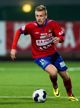 Örgrytes Sebastian Ohlsson med bollen