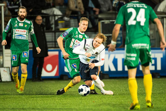 Ljungskiles Marcus Gustafsson  ser på när Ljungskiles