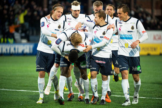 Gefles  Dioh Williams försöker lyfta Simon Lundevall  med