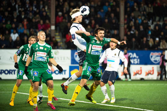 Gefles  Johan Oremo och Ljungskiles Aleksandar Kitic  i en