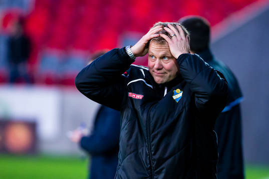 Östers tränare Roberth Björknesjö deppar