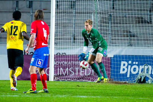Östers målvakt Alexander Nadj tappar in en boll till 2-2
