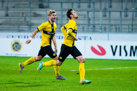 Frejs Sasa Plavsic och Christophe Lallet firar
