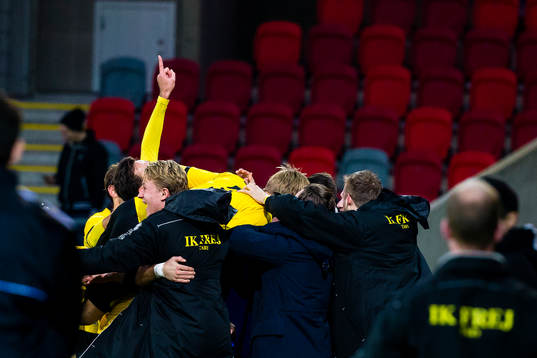 Frejs spelare firar
