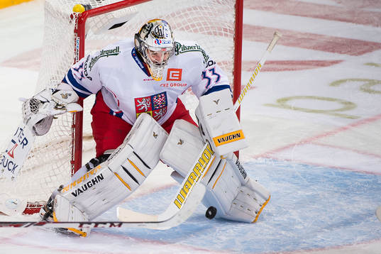 Tjeckiens målvakt Pavel Francouz räddar en puck