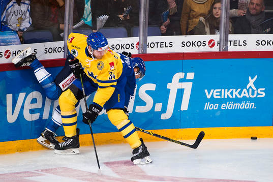 Sveriges Alexander Urbom trycker fast en finsk spelare