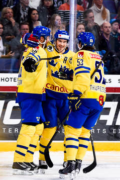 Sveriges Dick Axelsson (tv) kramas om av Jimmie Ericsson