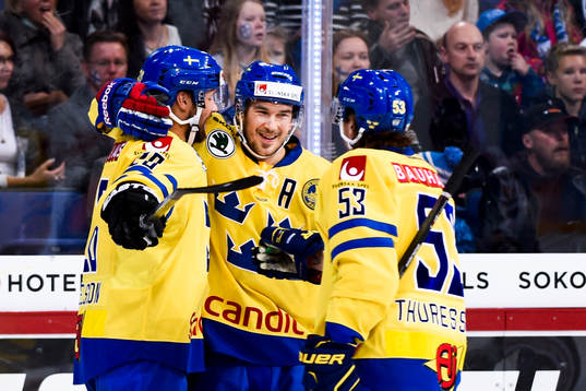 Sveriges Dick Axelsson (tv) kramas om av Jimmie Ericsson