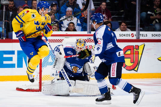 Sveriges Jimmie Ericsson hoppar framför Finlands målvakt