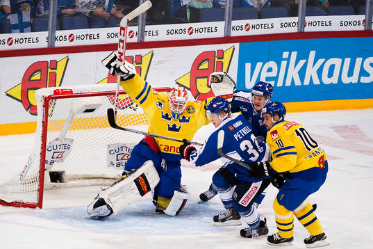 Sveriges målvakt Henrik Karlsson undviker Finlands