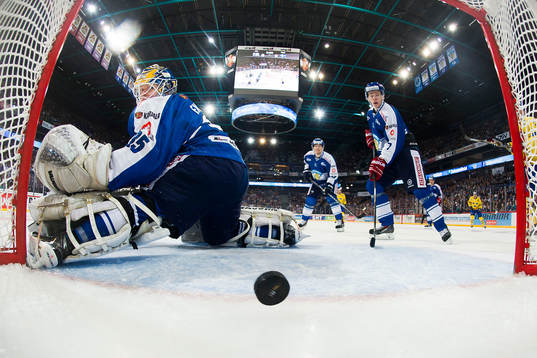 Finlands målvakt Atte Engren och Esa Lindell ser 0-1