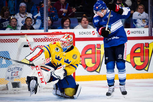 Sveriges målvakt Henrik Karlsson och Finlands Lennart