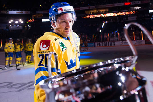 Sveriges Joel Lundqvist tar emot pokalen