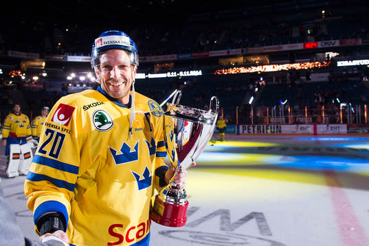 Sveriges Joel Lundqvist tar emot pokalen