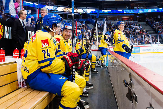 Sveriges Joel Lundqvist skrattar på bänken med Mattias