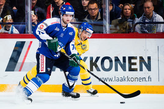 Sveriges Jimmie Ericsson försöker ta sig förbi Finlands
